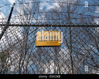 NYC acqua terra alimentazione nessun ingresso sign in cima Kensico Dam, Valhalla, New York, Stati Uniti d'America, 26 aprile 2014, © Katharine Andriotis Foto Stock