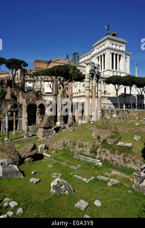 Italia, Roma, foro di Cesare e Vittoriano Foto Stock