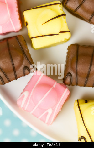 Una serie sul francese fantasie fondente, un tipo di Petit Four Foto Stock