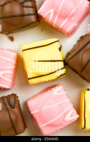 Una serie sul francese fantasie fondente, un tipo di Petit Four Foto Stock