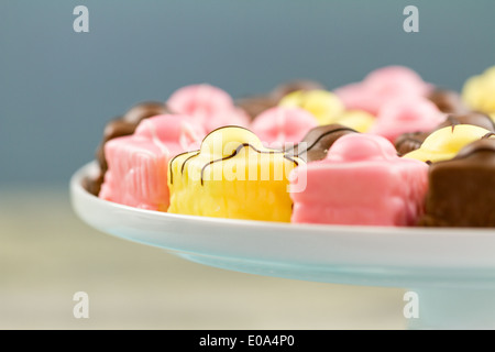 Una serie sul francese fantasie fondente, un tipo di Petit Four Foto Stock