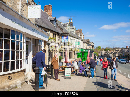 Cotswolds villaggio di Burford Cotswolds Burford High Street Burford Cotswolds Oxfordshire Inghilterra Regno Unito Europa Foto Stock