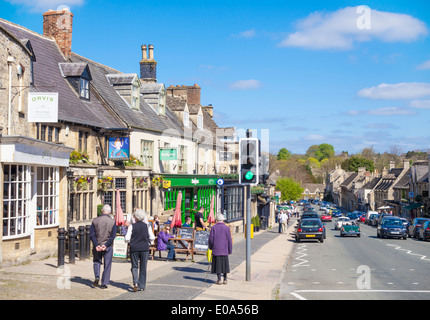 Cotswolds villaggio di Burford Cotswolds Burford High Street Burford Cotswolds Oxfordshire Inghilterra Regno Unito Europa Foto Stock