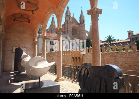 La cattedrale di Palma dal Palau marzo museo con opere di Henry Moore, Francisco barone e Pietro Consegra in primo piano Foto Stock