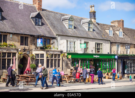 Cotswolds villaggio di Burford Cotswolds Burford High Street Burford Cotswolds Oxfordshire Inghilterra Regno Unito Europa Foto Stock