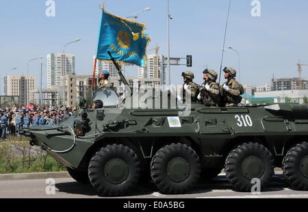 Astana in Kazakhstan. Il 7 maggio, 2014. Il kazako veicoli militari e le armi sono visto durante una parata delle forze armate per contrassegnare i difensori della patria Giorno ad Astana, Kazakistan, 7 maggio 2014. Credito: Dinara/Xinhua/Alamy Live News Foto Stock