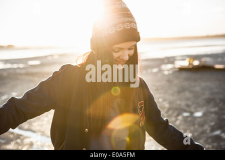 Giovane donna avendo divertimento sulla spiaggia Foto Stock