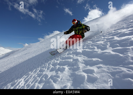 Metà uomo adulto sciare giù ripido pendio Mayrhofen, Tirolo, Austria Foto Stock