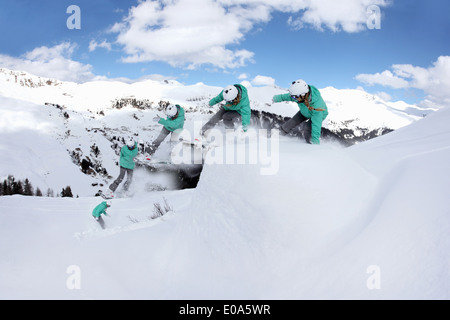 Multi Esposizione della giovane donna lo snowboard in montagna, Mayrhofen, Tirolo, Austria Foto Stock