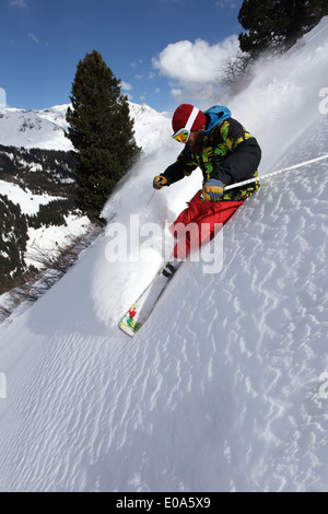 Metà uomo adulto sciare giù ripida montagna, Mayrhofen, Tirolo, Austria Foto Stock