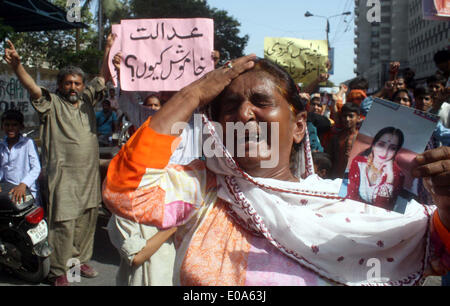 Karachi, Pakistan, 07th maggio, 2014. I parenti di Karima Khatoon sono cantando slogan contro il suo rapimento e impegnativo per il ripristino immediato, durante una manifestazione di protesta svoltasi a Karachi press club il Mercoledì, Maggio 07, 2014. Credito: S.Imran Ali PPI/images/Alamy Live News Foto Stock