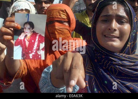 Karachi, Pakistan, 07th maggio, 2014. I parenti di Karima Khatoon sono cantando slogan contro il suo rapimento e impegnativo per il ripristino immediato, durante una manifestazione di protesta svoltasi a Karachi press club il Mercoledì, Maggio 07, 2014. Credito: S.Imran Ali PPI/images/Alamy Live News Foto Stock