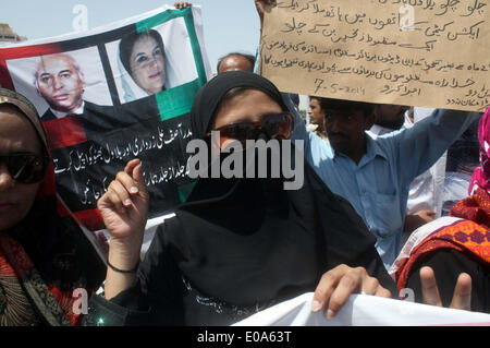 Karachi, Pakistan, 07th maggio, 2014. Governo sottopagati gli insegnanti stanno protestando per i loro stipendi che sono in attesa per gli ultimi venti mesi, durante una manifestazione svoltasi sotto l'ombrello di insegnanti Commissione di azione, vicino casa Bilawal a Karachi il Mercoledì, Maggio 07, 2014. Credito: S.Imran Ali PPI/images/Alamy Live News Foto Stock