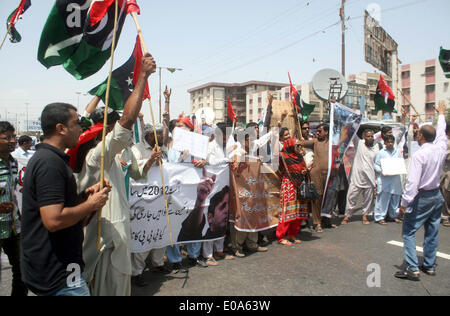 Karachi, Pakistan, 07th maggio, 2014. Governo sottopagati gli insegnanti stanno protestando per i loro stipendi che sono in attesa per gli ultimi venti mesi, durante una manifestazione svoltasi sotto l'ombrello di insegnanti Commissione di azione, vicino casa Bilawal a Karachi il Mercoledì, Maggio 07, 2014. Credito: S.Imran Ali PPI/images/Alamy Live News Foto Stock