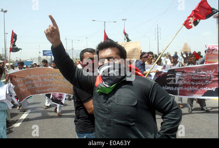 Karachi, Pakistan, 07th maggio, 2014. Governo sottopagati gli insegnanti stanno protestando per i loro stipendi che sono in attesa per gli ultimi venti mesi, durante una manifestazione svoltasi sotto l'ombrello di insegnanti Commissione di azione, vicino casa Bilawal a Karachi il Mercoledì, Maggio 07, 2014. Credito: S.Imran Ali PPI/images/Alamy Live News Foto Stock