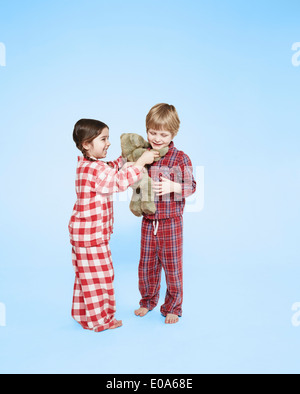 Bambini che giocano con Teddy bear Foto Stock