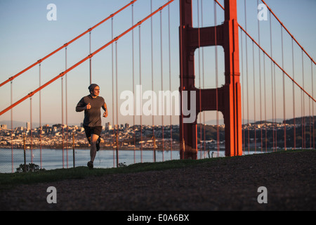 Giovane uomo a correre vicino al Golden Gate bridge