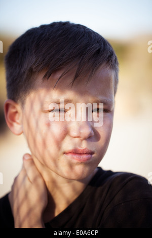 Close up ritratto di strizzare gli occhi boy Foto Stock