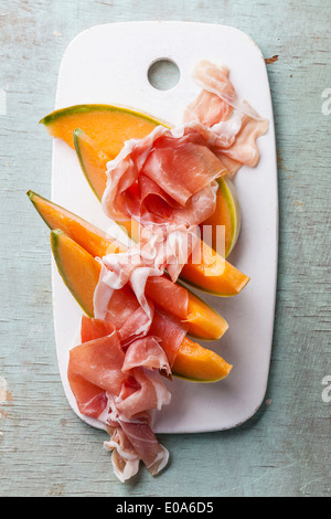Fette di melone Cantalupo con prosciutto crudo Foto Stock