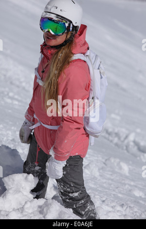 Ritratto di giovane donna snowboarder cercando di montagna, Hintertux, Tirolo, Austria Foto Stock