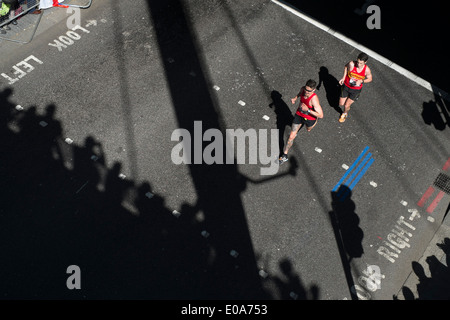 Concorrenti nel 2014 Maratona di Londra. Foto Stock