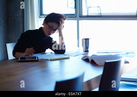 Giovani imprenditrici hanno sottolineato con i documenti di office Foto Stock