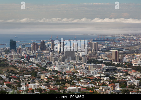 Città del Capo Sud Africa visto dalle pendici del colle del segnale. La curva della baia scompare in un avvicinamento meteo anteriore. Foto Stock