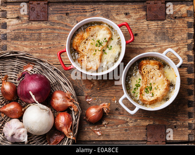 La zuppa di cipolla con pane secco e formaggio cheddar Foto Stock