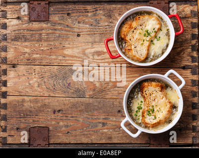 La zuppa di cipolla con pane secco e formaggio cheddar Foto Stock