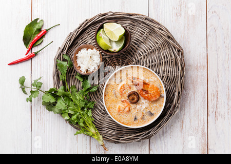 Piccante zuppa tailandese Tom Yam con latte di cocco, peperoncino e frutti di mare Foto Stock