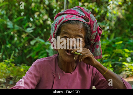 Pa-O donna fumatori, Lago Inle, Stato Shan, Myanmar Foto Stock