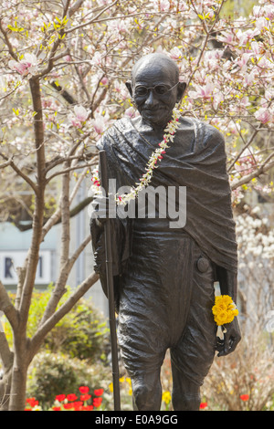 La scultura del Mahatma Gandhi sulla Giornata della Terra a Union Square a Manhattan NYC. Foto Stock