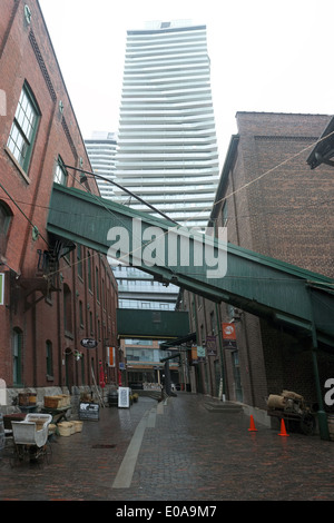 Una vista di un grattacielo visto dalla Distilleria del distretto di Toronto. Foto Stock