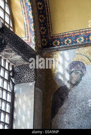 Dettaglio di un13th cen. Deesis bizantina mosaico, che mostra la Vergine Maria. Galleria superiore Hagia Sophia, Sultanahmet, Istanbul, Turchia Foto Stock