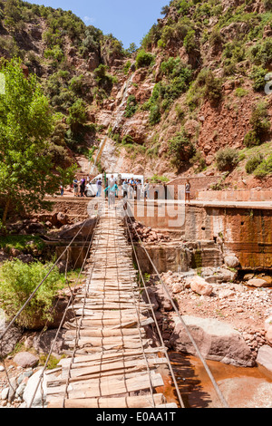 Ponte sul Fiume in Ourika Valley, Setti-Fatma village vicino a Marrakech, Marocco, Africa del Nord. Foto Stock