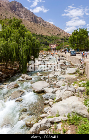 Fiume nell'Ourika Valley, Setti-Fatma village vicino a Marrakech, Marocco, Africa del Nord Foto Stock