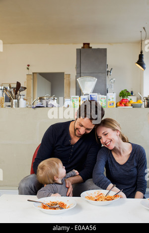 Famiglia con baby girl mangiare spaghetti pasto Foto Stock