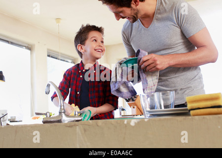 Padre e figlio facendo il lavaggio fino Foto Stock