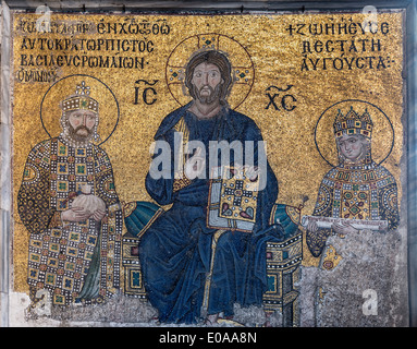 Dettaglio di un13th cen. Mosaico bizantino raffigurante il Cristo, l'imperatore Costantino lX e Empress Zoe. Hagia Sophia, Istanbul, Turchia Foto Stock