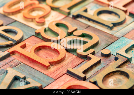 Alfabeto abstract in rilievografia tipo legno blocchi di stampa colorati da inchiostri a colori Foto Stock