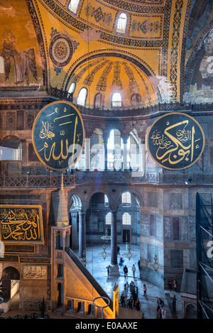 Guardando verso il minbar e abside dalla galleria superiore, Aya Sofya, Sultanahmet, Istanbul, Turchia Foto Stock