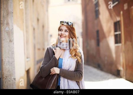 Giovane donna sofisticata esplorando strade, Roma, Italia Foto Stock