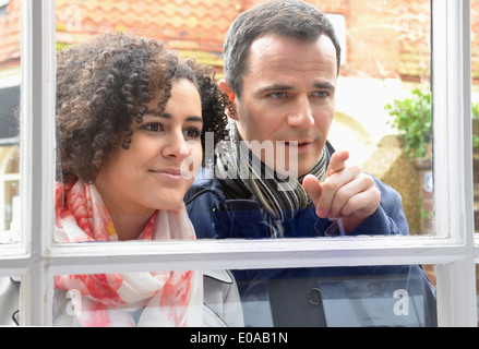 Paio di window shopping, metà uomo adulto rivolto Foto Stock