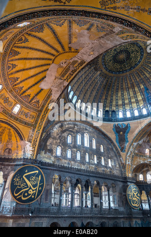 Guardando verso la cupola centrale dalla galleria superiore, Aya Sofya, Sultanahmet, Istanbul, Turchia Foto Stock