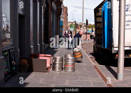 Caricamento dei lavoratori di alluminio vuota barili di birra su un camion per le consegne al di fuori di un pub scozzese di Dundee, Regno Unito Foto Stock