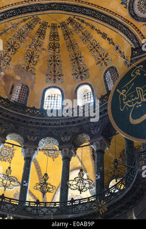 Galleria superiore e mezza cupola sopra l'Omphalos, Aya Sofya, Sultanahmet, Istanbul, Turchia Foto Stock