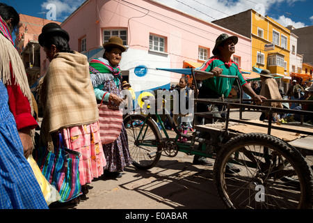 Indigeni popolo aymara in un mercato di Copacabana, Bolivia Foto Stock