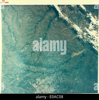 Questa foto lucida mostra la Terra dallo spazio, catturando la bellezza e la fragilità del nostro pianeta vista dall'orbita. Evidenzia la prospettiva degli astronauti e delle missioni satellitari nella comprensione dell'ambiente terrestre. Foto Stock