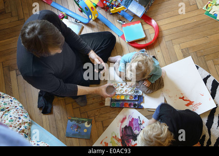 Padre e figli dipinto sul pavimento Foto Stock