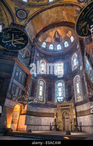 Il mihrab e abside, Aya Sofya, con il mosaico della Vergine e il bambino nella cupola dell'abside. Sultanahmet, Istanbul, Turchia Foto Stock